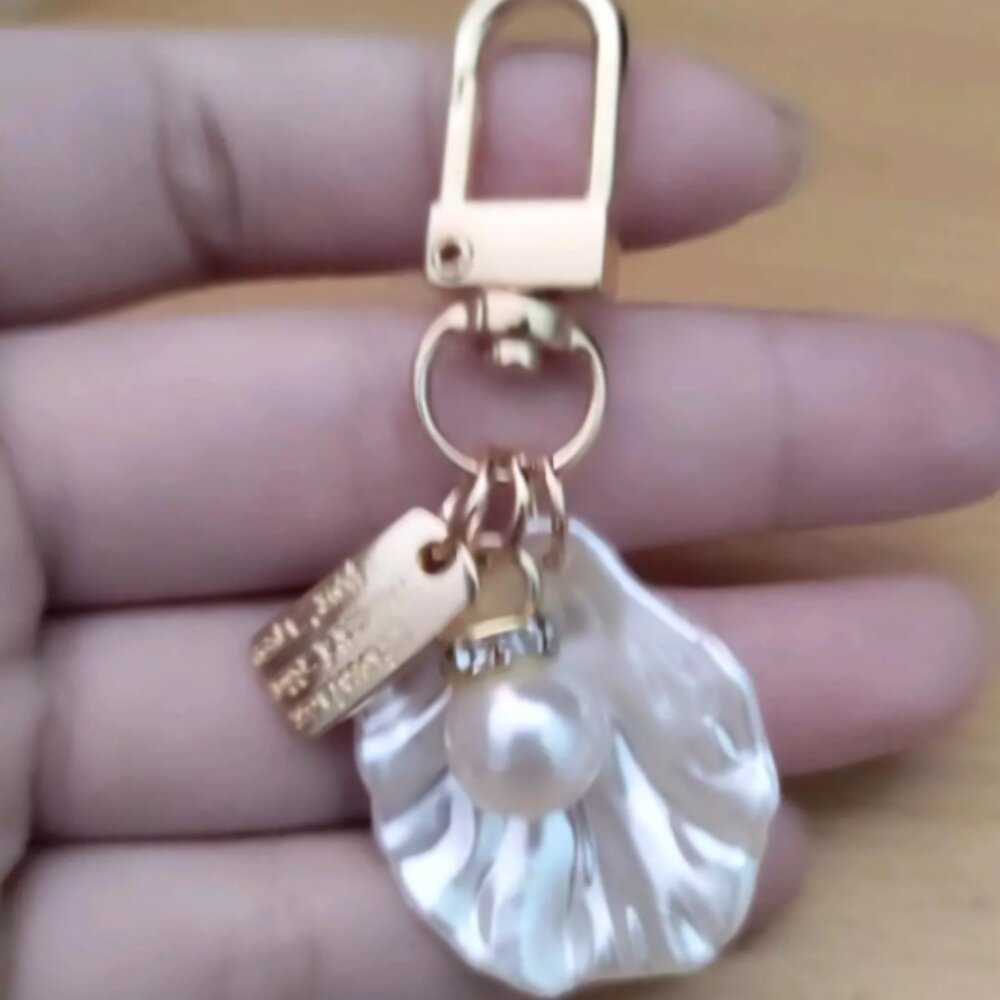 Shell shaped keychain - Picture 2 of 3